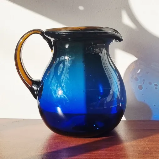 Jarra Zié pequeña 1.4 Litros azul cobalto y ámbar | Diseño para tu mesa 5 Jarra Zié pequeña 1.4 Litros azul cobalto y ámbar | Diseño para tu mesa - Imagen 5